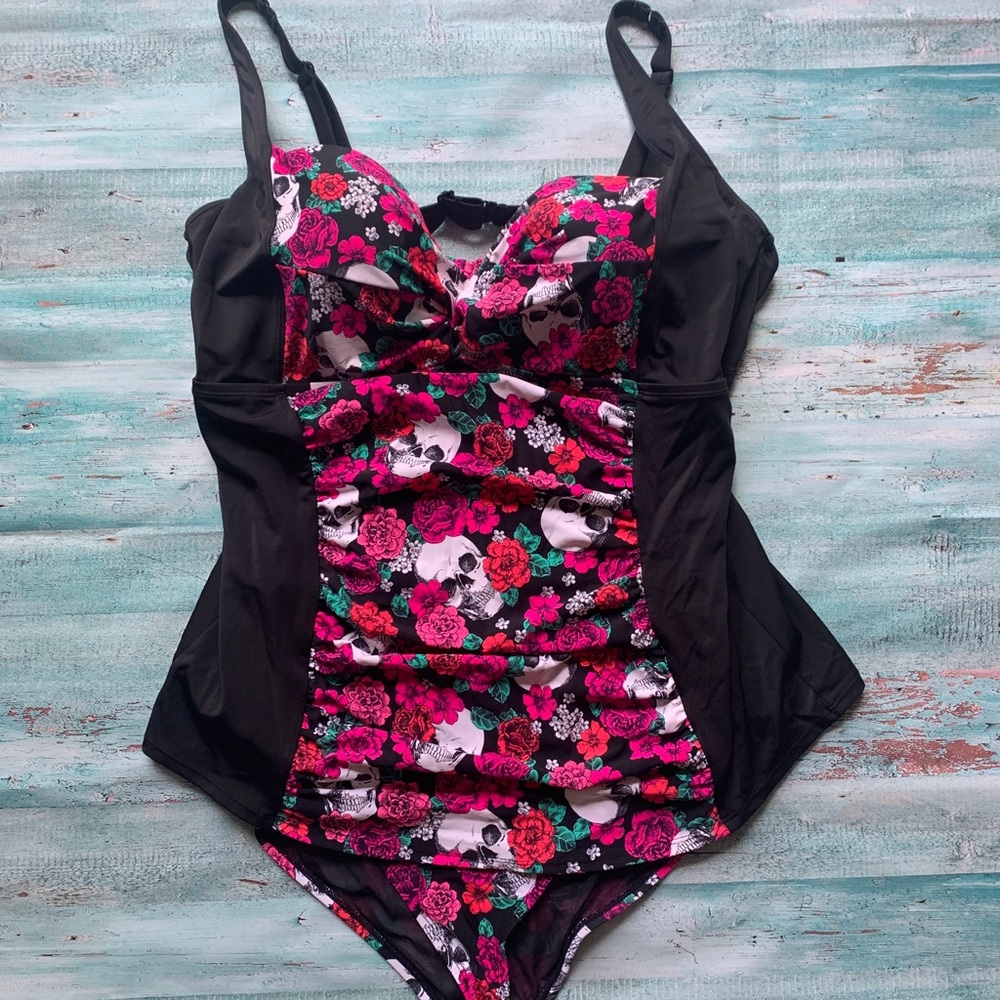 Torrid Skulls and Roses one piece bathing suit swimsuit plus size 3 black